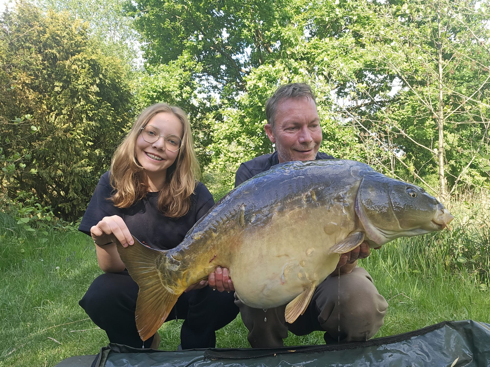 Carp On Hengelscherm 2.5m gesloten Schermtent Vissescherm met raam 5