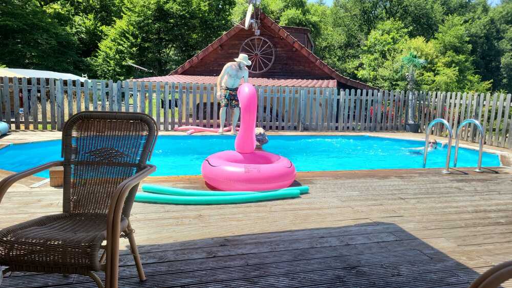 In het warme seizoen kunt u gebruik maken van het zwembad