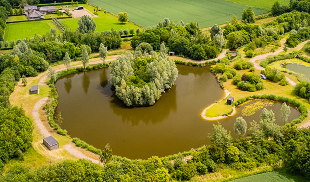 Luchtfoto van Summer Carp Lake - Big Lake met het centrale eiland